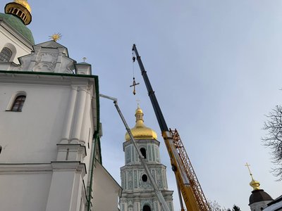 На Софійському соборі в Києві демонтують хрести для подальшої реставрації На Софійському соборі в Києві демонтують хрести для подальшої реставрації