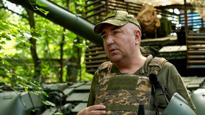 Трофейний російський танк Т-80 рота бійці 30-ї окремої механізованої бригади імені князя Костянтина Острозького військовослужбовець 30-ї окремої механізованої бригади Сергій Бахмутський напрямок Донецька область Трофейний російський танк Т-80 рота бійці 30-ї окремої механізованої бригади імені князя Костянтина Острозького військовослужбовець 30-ї окремої механізованої бригади Сергій Бахмутський напрямок Донецька область