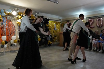 Валс випускників в укритті у гімназії №21 у Харкові, 19 червня 2024 року Валс випускників в укритті у гімназії №21 у Харкові, 19 червня 2024 року