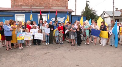 Звільненого з полону госпітальєра Юрія Яков'юка зустріли у селищі Клевань на Рівненщині