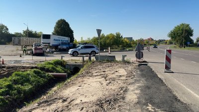 «Хоч би дійти живою»: мешканці села під Луцьком домоглися облаштування зупинок та «зебри»