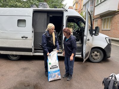 Поліцейські «Білого Янгола» евакуювали з-під обстрілів подружжя з Вакалівщини разом із чотирма котами і собакою Поліцейські «Білого Янгола» евакуювали з-під обстрілів подружжя з Вакалівщини разом із чотирма котами і собакою