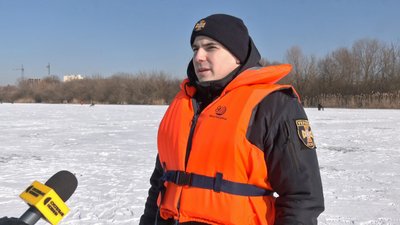 "Не лізти туди, куди не треба": як відбувається зимова риболовля на річці Стир у Луцьку "Не лізти туди, куди не треба": як відбувається зимова риболовля на річці Стир у Луцьку