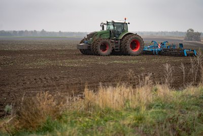 Єдина дівчина на підприємстві. На Дніпропетровщині 19-річна студентка вчиться кермувати великогабаритним трактором Єдина дівчина на підприємстві. На Дніпропетровщині 19-річна студентка вчиться кермувати великогабаритним трактором