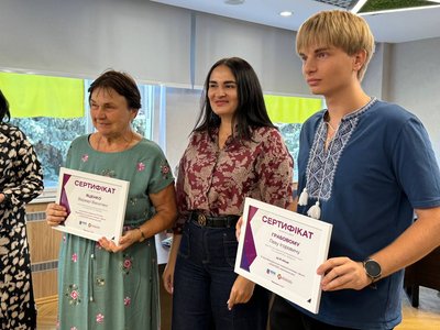 "Ця історія неймовірно натхнена": у Черкасах школярів нагородили грошовими сертифікатами "Ця історія неймовірно натхнена": у Черкасах школярів нагородили грошовими сертифікатами