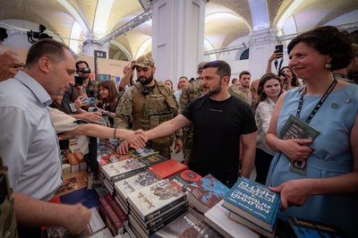 Президент Володимир Зеленський біля стендів на "Книжковому Арсеналі" Президент Володимир Зеленський біля стендів на "Книжковому Арсеналі"