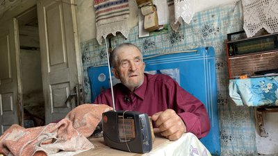 Відлюдник слухає радіо, аби бути в курсі новин Відлюдник слухає радіо, аби бути в курсі новин