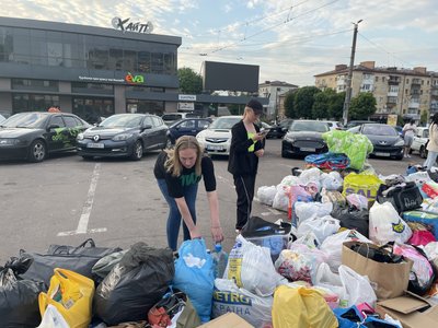 У Житомирі містяни зносять гуманітарну допомогу для постраждалих жителів Херсонщини