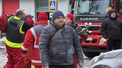 Медики на місці удару РФ у центрі Харкова Медики на місці удару РФ у центрі Харкова
