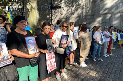 Одесити вчергове вийшли на пікет проти тендерів та закликали віддати гроші на армію Одесити вчергове вийшли на пікет проти тендерів та закликали віддати гроші на армію