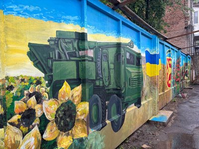 Від трипільської культури до сучасності: у Бердичеві завершують створення найбільшого муралу міста Від трипільської культури до сучасності: у Бердичеві завершують створення найбільшого муралу міста