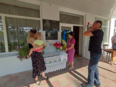 На Вінниччині відкрили меморіальну дошку на честь загиблого військовослужбовця Костянтина Волянського На Вінниччині відкрили меморіальну дошку на честь загиблого військовослужбовця Костянтина Волянського