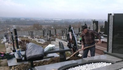 Люди прибирають на могилах рідних, березень 2026 року, Хмельницький Люди прибирають на могилах рідних, березень 2026 року, Хмельницький