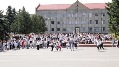 До тисячі людей у вишиванках: як у громаді на Вінниччині відзначили День вишиванки До тисячі людей у вишиванках: як у громаді на Вінниччині відзначили День вишиванки