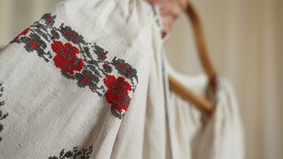 "Вишиванка — це наша зброя": черкащанка зберігає вдома колекцію українських сорочок родини "Вишиванка — це наша зброя": черкащанка зберігає вдома колекцію українських сорочок родини