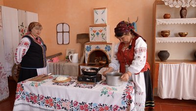 Готувала мама та бабуся: як у селі на Черкащині варять кашу з гречки та рису