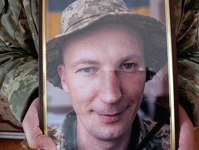 У Хмельницькому попрощались з воїнами Максимом Шпадирєвим та Олександром Коляденком