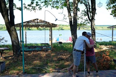"Тут загинуло дуже багато людей": місяць після удару РФ по базі відпочинку під Харковом "Тут загинуло дуже багато людей": місяць після удару РФ по базі відпочинку під Харковом