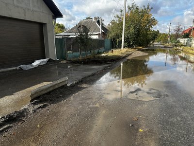 В Полтаві через порив чавунного водогону затопило вулицю В Полтаві через порив чавунного водогону затопило вулицю