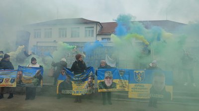 "Ми віримо, ми чекаємо": на Хмельниччині відбулась акція на підтримку полонених та зниклих безвісти військових "Ми віримо, ми чекаємо": на Хмельниччині відбулась акція на підтримку полонених та зниклих безвісти військових