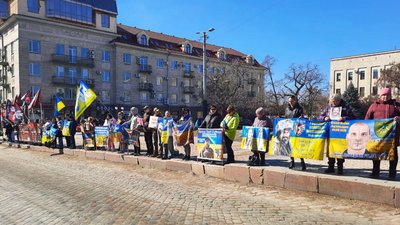 У Кропивницькому вперше розгорнули восьмиметровий банер зі світлинами полонених та зниклих бійців 57 бригади У Кропивницькому вперше розгорнули восьмиметровий банер зі світлинами полонених та зниклих бійців 57 бригади
