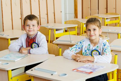 Хлопчик та дівчинка на уроці Хлопчик та дівчинка на уроці