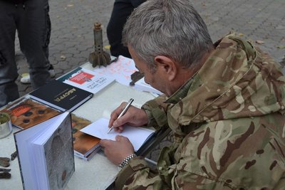 "Чекав росіян, а просив хліба у нас": Віталій Запека з Полтави про "ждунів", черги на війну та книги "Чекав росіян, а просив хліба у нас": Віталій Запека з Полтави про "ждунів", черги на війну та книги