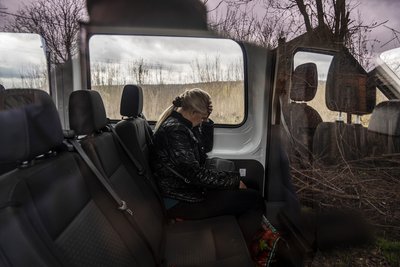 Жінка в евакуаційному автомобілі волонтерів Схід SOS, які вивозять людей з прифронтових населених пунктів Донеччина 1 квітня 2025 року Жінка в евакуаційному автомобілі волонтерів Схід SOS, які вивозять людей з прифронтових населених пунктів Донеччина 1 квітня 2025 року