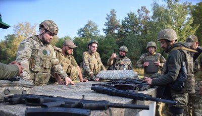 Артилеристи, навчають стрільби з помпових рушниць, війна, навчання Артилеристи, навчають стрільби з помпових рушниць, війна, навчання