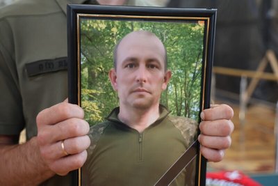 У Луцьку попрощалися з 39-річним стрільцем-снайпером Олександром Лебедевичем У Луцьку попрощалися з 39-річним стрільцем-снайпером Олександром Лебедевичем