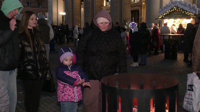 У Рівному на Театральній площі засвітили ялинку. Як це було У Рівному на Театральній площі засвітили ялинку. Як це було