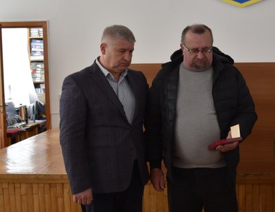 У громаді на Житомирщині військовим вручили посмертні та прижиттєві державні нагороди У громаді на Житомирщині військовим вручили посмертні та прижиттєві державні нагороди