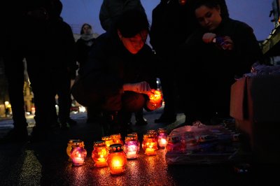 Жертв Голодоморів у Харкові вшанували, виклавши на площі Свободи хрест з лампадок. 2024 Жертв Голодоморів у Харкові вшанували, виклавши на площі Свободи хрест з лампадок. 2024