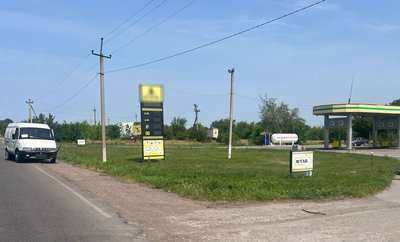 Пошкоджений внаслідок ДТП "ГАЗ 2705" біля заправки. Миколаївщина, червень 2025 року Пошкоджений внаслідок ДТП "ГАЗ 2705" біля заправки. Миколаївщина, червень 2025 року