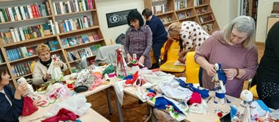 Галина Шаварська виготовляє ляльки з тканини Галина Шаварська виготовляє ляльки з тканини