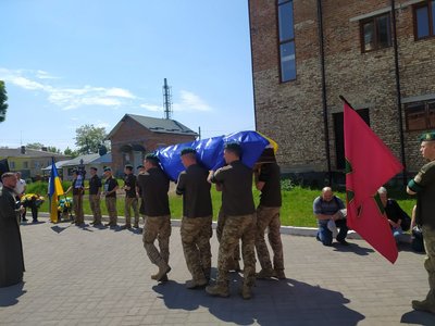 У Хмельницькому попрощались з військовим Анатолієм Пахутою У Хмельницькому попрощались з військовим Анатолієм Пахутою