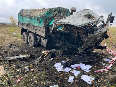 Військовий автомобіль, на якому бійці потрапили на протитанкову міну