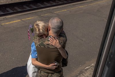 військовий обіймає свою дівчину на залізничному вокзалі у Краматорську, Донеччина, 1 серпня 2024 року військовий обіймає свою дівчину на залізничному вокзалі у Краматорську, Донеччина, 1 серпня 2024 року