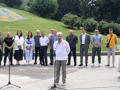 Декомунізація монумента "Батьківщини-мати": радянський герб на щиті замінять на Тризуб – Ткаченко Декомунізація монумента "Батьківщини-мати": радянський герб на щиті замінять на Тризуб – Ткаченко