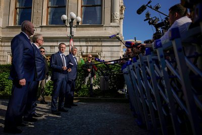 Російська делегація на чолі з Мединським (у центрі) відповідає на питання журналістів в палаці Чираган після завершення тристоронніх переговорів між Туреччиною, Україною та Росією в Стамбулі, Туреччина, 2 червня 2025 року Російська делегація на чолі з Мединським (у центрі) відповідає на питання журналістів в палаці Чираган після завершення тристоронніх переговорів між Туреччиною, Україною та Росією в Стамбулі, Туреччина, 2 червня 2025 року