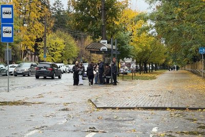 Чернівчани на одній із зупинок громадського транспорту міста під час дощу Чернівчани на одній із зупинок громадського транспорту міста під час дощу