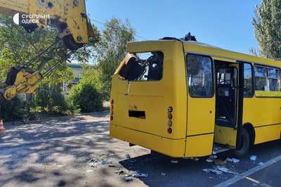 В Одесі вантажний кран влетів у маршрутку