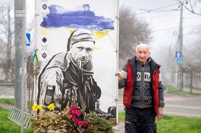 Витрачає свою пенсію: житель Одеси виготовляє меморіали загиблим військовим за власні кошти Витрачає свою пенсію: житель Одеси виготовляє меморіали загиблим військовим за власні кошти