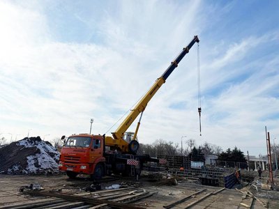 Міська рада показала, як російські окупанти зводять монумент біля парку Петровського у Маріуполі Міська рада показала, як російські окупанти зводять монумент біля парку Петровського у Маріуполі