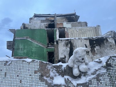 Вивозять речі та шукають тварин: що відбувається на місці влучання ракети по будинку у Полтаві Вивозять речі та шукають тварин: що відбувається на місці влучання ракети по будинку у Полтаві