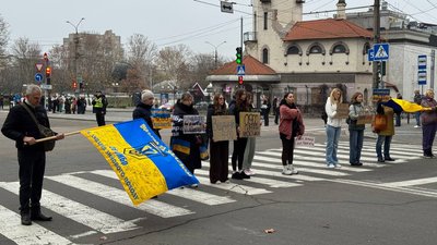 У центрі Миколаєва вшанували памʼять загиблих хвилиною мовчання У центрі Миколаєва вшанували памʼять загиблих хвилиною мовчання