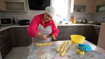 Переселенка з Ялти Надія Терентьєва готує обрядовий хліб надазовських греків Запоріжжя 4 квітня 2025 рік Переселенка з Ялти Надія Терентьєва готує обрядовий хліб надазовських греків Запоріжжя 4 квітня 2025 рік