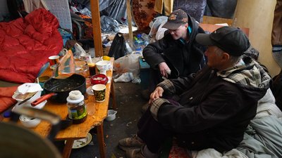 "У мене є освіта, а живу — на вулиці": як безпритульні з Дніпра облаштували дім в центрі міста "У мене є освіта, а живу — на вулиці": як безпритульні з Дніпра облаштували дім в центрі міста