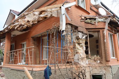 "Вибиті вікна, дах пошкоджений, шиферу нема". Херсонці розповіли про наслідки обстрілів РФ Центрального району "Вибиті вікна, дах пошкоджений, шиферу нема". Херсонці розповіли про наслідки обстрілів РФ Центрального району
