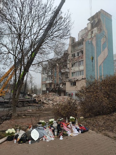 квіти, іграшки, стуса, тернопіль, зруйнована багатоповерхівка квіти, іграшки, стуса, тернопіль, зруйнована багатоповерхівка